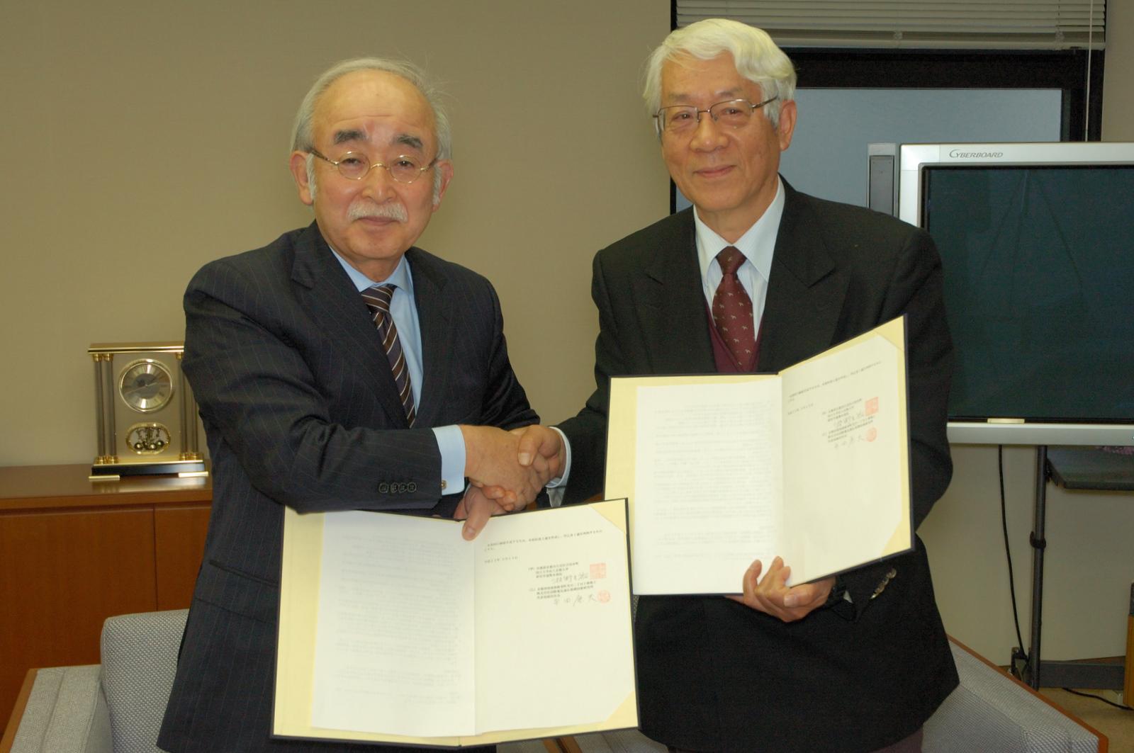 ATRの平田康夫代表取締役社長（右）と京都大学産官学連携本部の牧野圭祐本部長