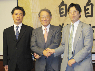 左から、竹上室長、松本総長、進藤課長